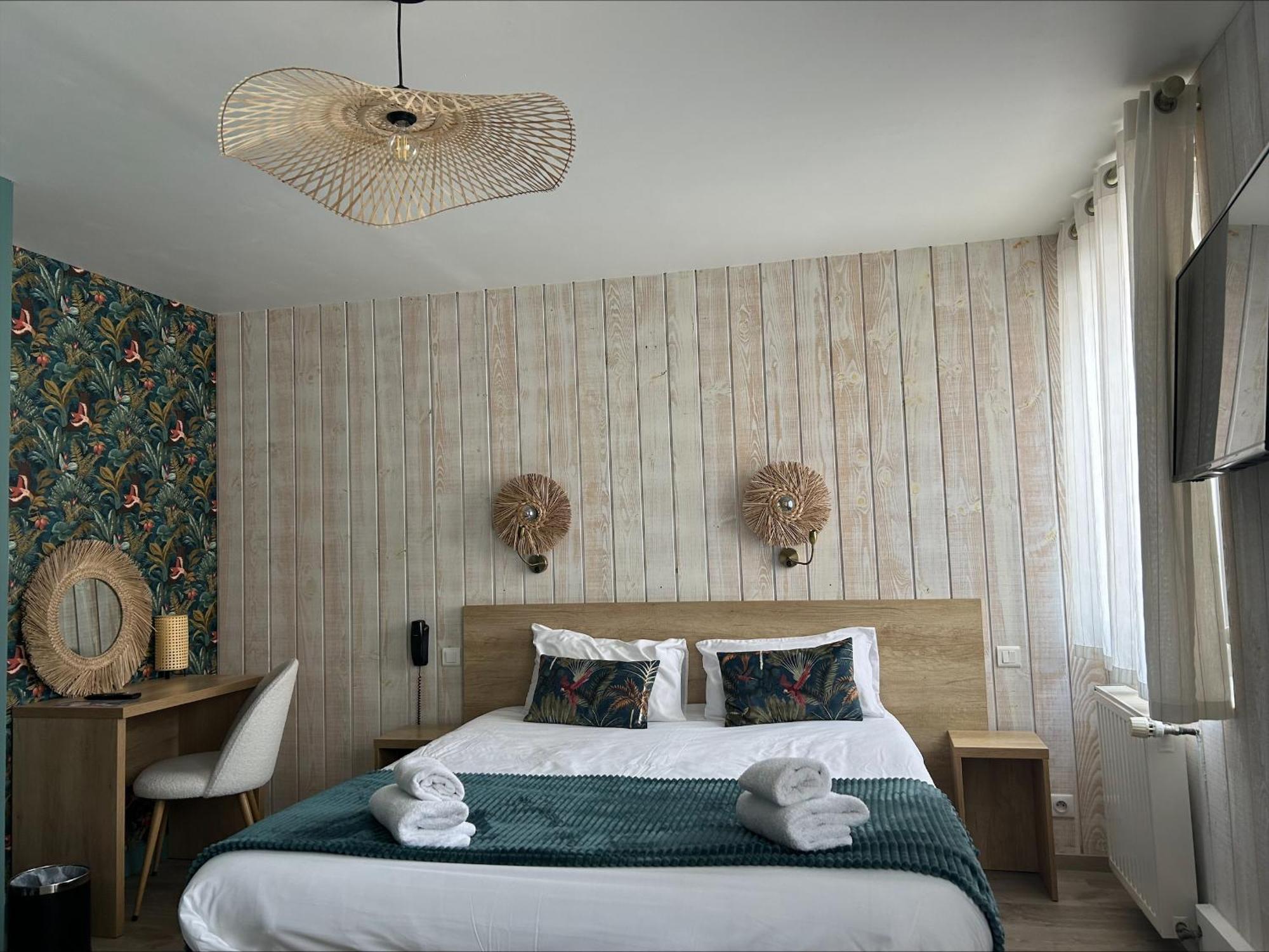 Brit Hotel Des Halles Конкарно Номер фото